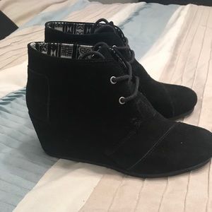 Toms wedges size 9. Literally worn twice. 💕